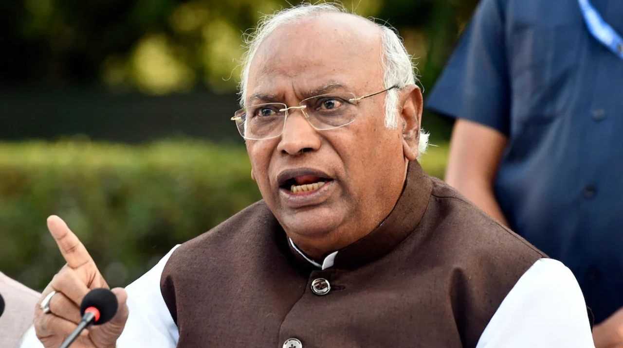 मोदी सरकार ने अर्थव्यवस्था को कर दिया बर्बाद : मल्लिकार्जुन खरगे मोदी सरकार ने अर्थव्यवस्था को कर दिया बर्बाद : मल्लिकार्जुन खरगे